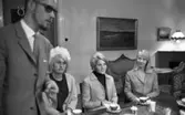 Örebro 700 värdinnorna 22 maj 1965.

Utställningsvärdinnor på kaffekalas. En herre på väg in.
