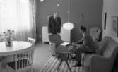 Örebro i konsten 25 maj 1965.

Två herrar konverserar i vardagsrum.