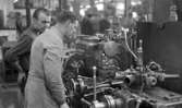 Vi på jobbet (Avos) 2 mars 1965.

Två arbetare vid maskin.