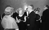 Teatergalan III den 1 mars 1965.

Uppklädd galapublik i foajén på Hjalmar Bergmanteatern. I förgrunden: en dam i ivrigt samspråk med en herre.