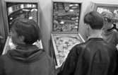 Spelautomat, 19 augusti 1965

Tre pojkar i tonåren vid spelautomater.