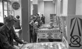 Spelautomat, 19 augusti 1965

I förgrunden står en yngling vid en spelautomat i en spelhall. I bakgrunden står flera barn och ytterligare ungdomar vid flera spelautomater. På en av pelarna i lokalen skymtar en reklamskylt med texten 