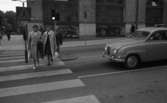 Gångtrafikanterna 14 juli 1965

Diverse människor på övergångsställe