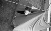 Campingplatsen bra i Gustavsvik 12 juli 1965

Man tittar ut från tält