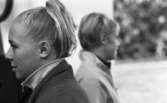 Simlandskampen, 7 augusti 1965

I förgrunden står en flicka med uppsatt hår. Runtomkring henne står andra personer.