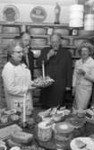 Ostaffär, 1 april 1966

Kunder i ostaffär, provsmakar ostar