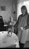 Ferie jobb 10 juli 1965

Ung kvinna serverar kaffe till äldre kvinna