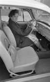 Kvinnorna kör bil bra, 7 juli 1965

Kvinna sittande bakom ratt i bil.