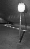 Teatervisning den 27 augusti 1965.

En lyktstolpe i förgrunden. Två kvinnor i samtal på en bänk i bakgrunden. Vattenbassäng med belysning.