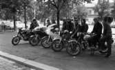 Knuttar och spättor 22 juni 1965.

Tio stycken ungdomar med motorcyklar.