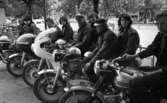 Knuttar och spättor 22 juni 1965.

Nio stycken ungdomar med motorcyklar.
