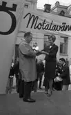 Knytkalaset 5 juli 1965.

Harald Aronsson står på en scen och mottar ett pris i form av en propeller av en värdinna. Publik i bakgrunden.