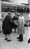 Knytkalaset 5 juli 1965.

Harald Aronsson hälsar på en kvinna vid busshållplatsen. Andra jubileumsdeltagare tittar på.
