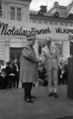 Knytkalaset 5 juli 1965.

Harald Aronsson iförd krona med torn hälsar på annan man på scenen.
I fonden Norlings bryggeri, Näbbtorgsgatan 12.