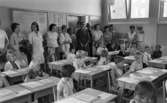 Skolan börjar, 26 augusti 1965.
Skolelever och föräldrar i klassrum vid skolstart.
Wivalliusskolan.