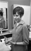 Damfrisörskor 8 juli 1965.

Frisörska med en flaska med hårvårdsmedel.
