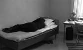 Tillnyktringsstation, 28 juli 1965.

Man ligger på säng för tillnyktring i möblerat rum.