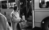 Gentlemen finns de, 15 september 1965

Bildserie: en kvinnlig journalist med flera resväskor testar hjälpsamheten hos medmänniskorna.  Här kliver hon ombord på en buss.nniskorna