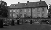Hasselfors bruk 19 augusti 1965. Bålby.

En bild på Hasselfors bruk. Ett stort hus. En lång trappa i två avsatser leder upp mot huset. I förgrunden syns en gräsmatta med klippta buskar samt trädgård.