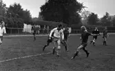 Kumla - Rynninge, 20 augusti 1965

En ensam Kumlaspelare mot tre Rynningespelare i målgården.