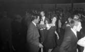 Minnenas 23 maj 1966

I förgrunden syns en man och en kvinna som dansar på Brunnsparken. Ytterligare danspar syns runtomkring dem.