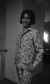 Modebilder 23 april 1966

En mannekäng klädd i en ljus, blommig pyjamas.