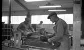 Grythyttans skifferverk 6 april 1968.

Tre stenhuggare arbetar med skifferbearbetning.