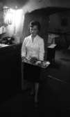 Jobben och vi, Drotten 3 juli 1965

Ung servitris håller bricka med diverse maträtter