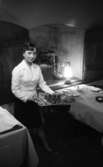 Jobben och vi, Drotten 3 juli 1965

Ung servitris håller bricka med diverse maträtter