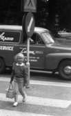 Barnen i trafiken 12 juli 1965

Trafiksäkerhet, flicka på övergångsställe