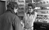 Turaffär, 16 september 1965

Ada Hällvik i Norra Cigarr- och Pappershandeln har sålt ännu en högvinst i Penninglotteriet. Här betjänar hon en kund som står med ryggen åt kameran.