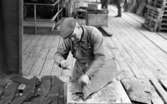 Grythyttans skifferverk 6 april 1968.

En stenhuggeriarbetare i förgrunden.