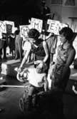 Orubricerad, 18 maj 1966

Barn leker vid någon välkomstcermoni av något slag