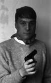 Pistolrån 20 april 1966Maskerad man håller i en pistol