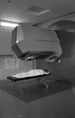 Betatronen 30 augusti 1965

En patient ligger på mage på en rullbår ensam under Betatronen.
Betatronen på regionsjukhuset i Örebro är Europas modernaste och kan tack vare spetsteknik bestråla ett visst område på kroppen med stor precision och därmed undviks omfattande skador på frisk vävnad.