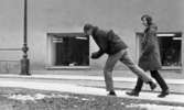 Plånböcker 27 april 1966
Två ungdomar hittar en plånbok på trottoaren