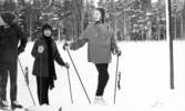 Hästnäs, 20 januari 1966

På bilden syns det bl a två flickor som är klädda i vinterkläder och som står på skidor. Marken på bilden är täckt med snö.