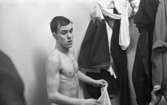 Hot rod, Kungälv - Örebro, 7 januari 1966

På bilden syns en bandy spelare i omklädningsrummet. Han har bar överkropp.