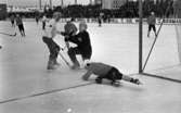 Kungälv - Örebro, 7 januari 1966

På bilden syns bandyspelare i isrinken. Reklam skyltar som 'Pripps', 'Shell' m.m. syns i bakgrunden. Ett bandymål syns till höger i bild.