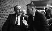 Pensionärspop 2 mars 1966

Äldre herre blir intervjuad av journalist. Andra äldre damer och herrar skymtar i bakgrunden.