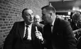 Pensionärspop 2 mars 1966

Äldre herre blir intervjuad av journalist. Andra äldre damer och herrar skymtar i bakgrunden.