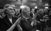 Pensionärspop 2 mars 1966

Två äldre damer sitter i förgrunden och klappar takten till musik. I bakgrunden syns fler damer och herrar.