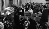 Nyårsreportage 3 januari 1966

Elever spelar i aula