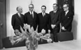 Ordensregn, 4 januari 1966

Fem män bakom ett bord