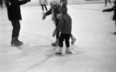 Skridskoskola, 17 januari 1966

Kvinna lär barn att åka skridskor
Vinterstadion