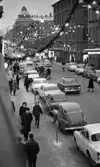 Julrusch 24 december 1965

Bild av norra delen av Drottninggatan mot Storbron och Centralpalatset i fonden. Två springpojkar på budcykel strävar uppför backen utanför Stora hotellet i snömodden. Två flakmoppar kör utför backen.