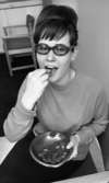 Snus och karameller, 17 januari 1966

Kvinna med glasögon äter gelebåtar ur en keramikskål