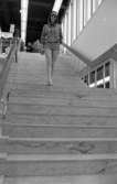 Baddräkter 12 maj 1966

En fotomodell iklädd rutig munkjacka och shorts samt med sandaler på fötterna går nedför en trappa. På toppen av trappan i bakgrunden syns publik.
















































































































or. Han går nedför en kort trappa utomhus.