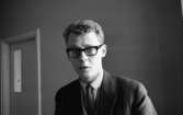 Barn på konstutställning 12 april 1966

En ung man i glasögon.




















































































































or. Han går nedför en kort trappa utomhus.