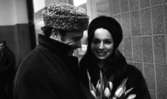 Gunnar Hellström, 21 februari 1966

På bilden syns skådespelaren Gunnar Hellström och en kvinna på Örebro järnvägsstation. Båda är klädda i pälsmössor. Han är klädd i pälsmössa och vinterrock och hon är klädd i pälsmössa och pälskappa. Hon håller i en bukett tulpaner.
